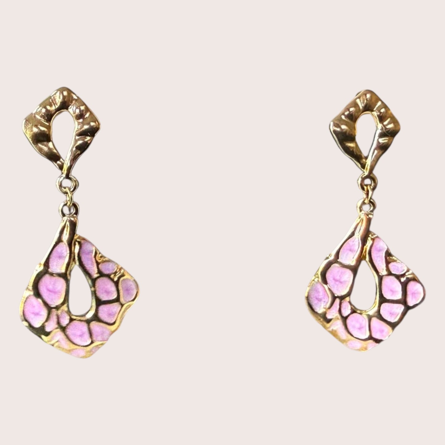 Nitelief CONCEPT Lilas gold-toned drop earrings featuring a playful lilac patterned design on a white display stand