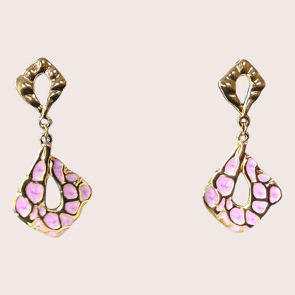 Nitelief CONCEPT Lilas gold-toned drop earrings featuring a playful lilac patterned design on a white display stand