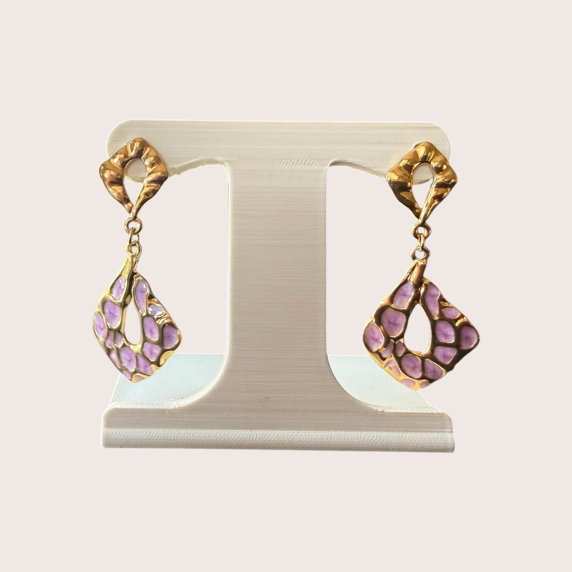 Nitelief CONCEPT Lilas earrings featuring a gold-toned frame with a playful lilac patterned drop design.