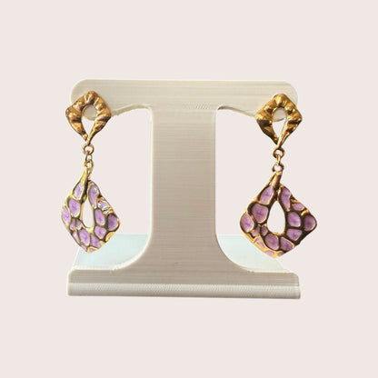 Nitelief CONCEPT Lilas earrings featuring a gold-toned frame with a playful lilac patterned drop design.
