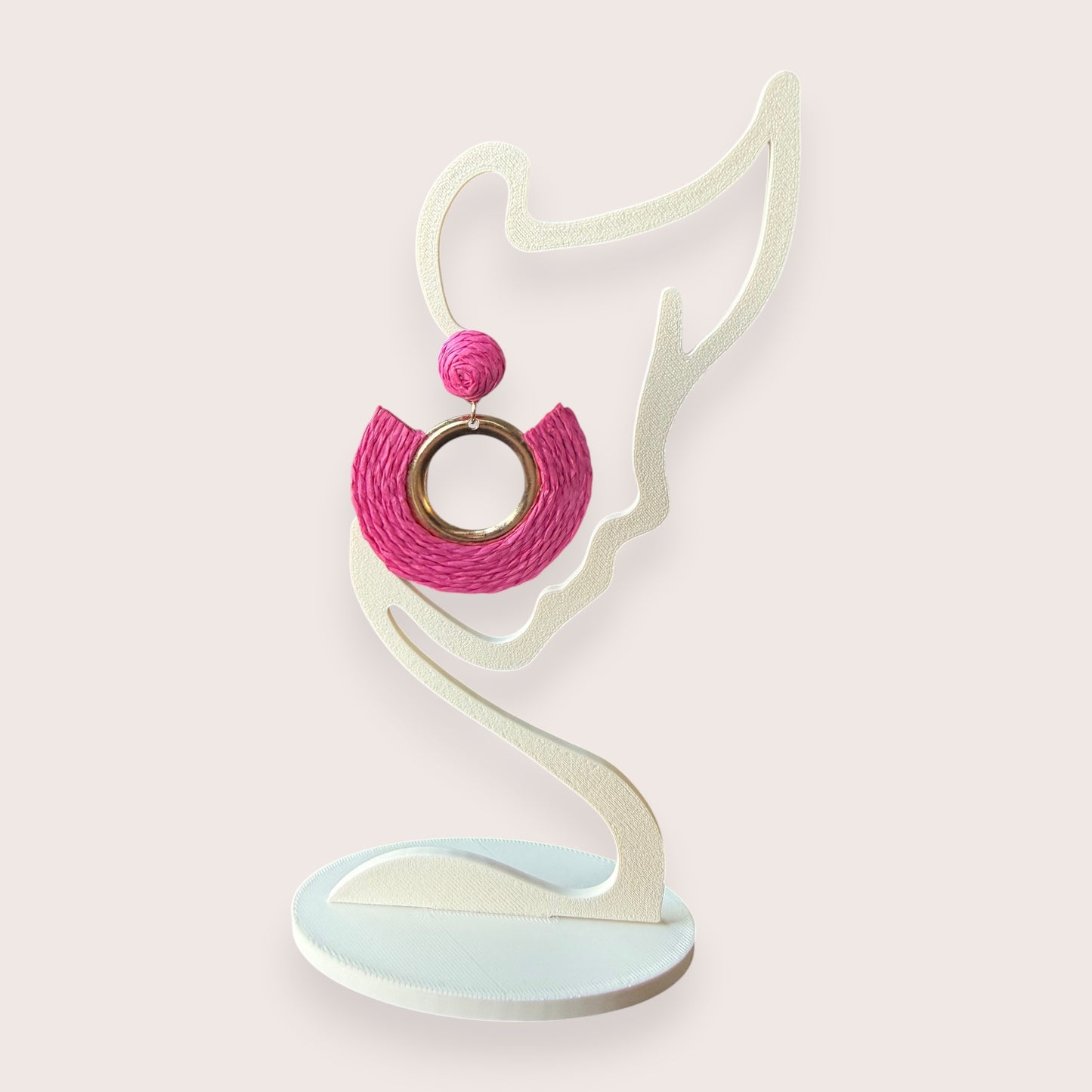 Nitelief CONCEPT raffia hang roze earring featuring a vibrant pink circular design with a gold-tone metal accent.