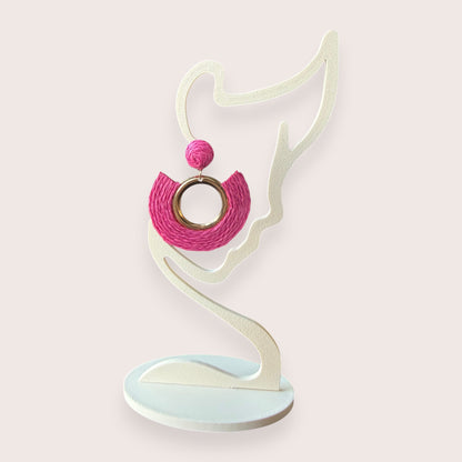 Nitelief CONCEPT raffia hang roze earring featuring a vibrant pink circular design with a gold-tone metal accent.