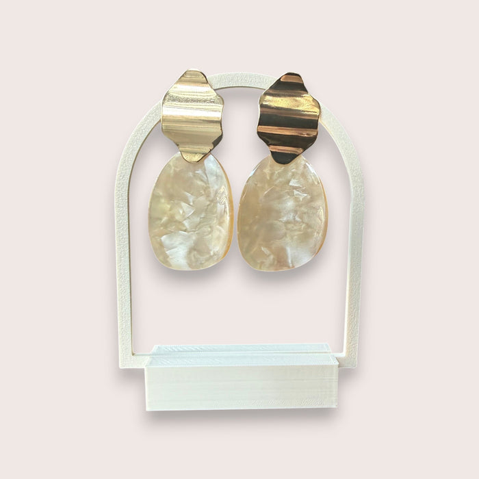 Nitelief CONCEPT Retro collection earrings featuring gold-toned textured tops and pearlescent oval drops