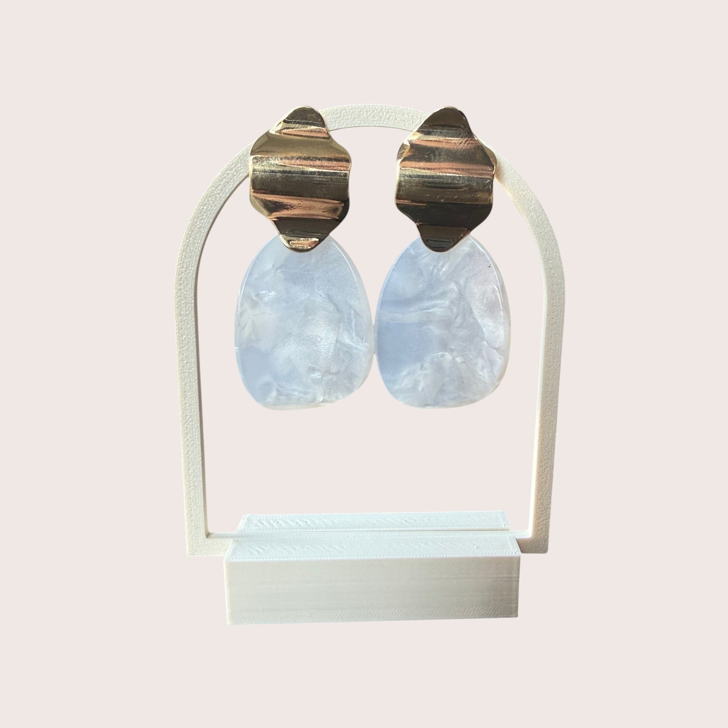 Nitelief CONCEPT Retro collection earrings featuring gold-tone metal tops and white marbled resin teardrop pendants.