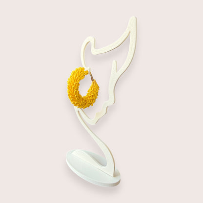 Nitelief CONCEPT Volle maan lightweight yellow textured hoop earring displayed on a white abstract stand