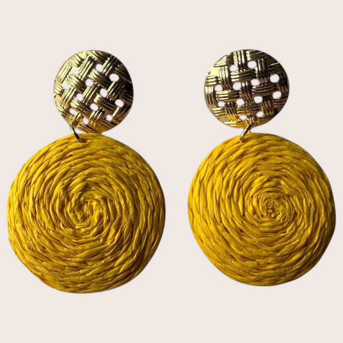 Nitelief CONCEPT Zonnetje earrings featuring yellow circular raffia pendants with gold-tone textured studs