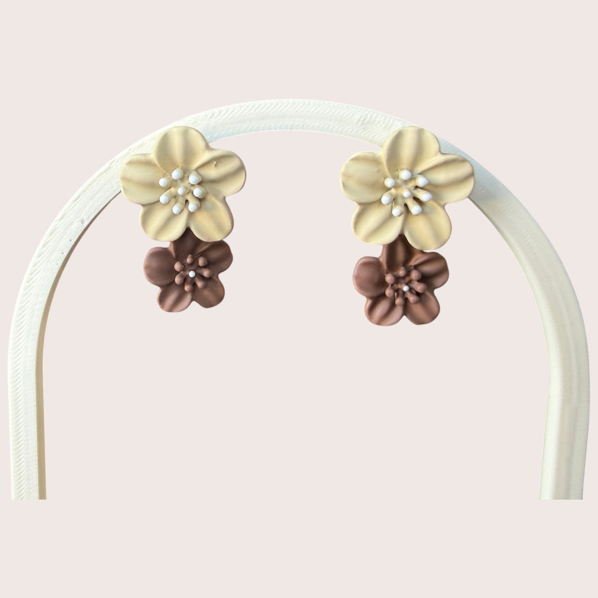 Nitelief double flower earrings featuring layered cream and brown matte petals with white center details