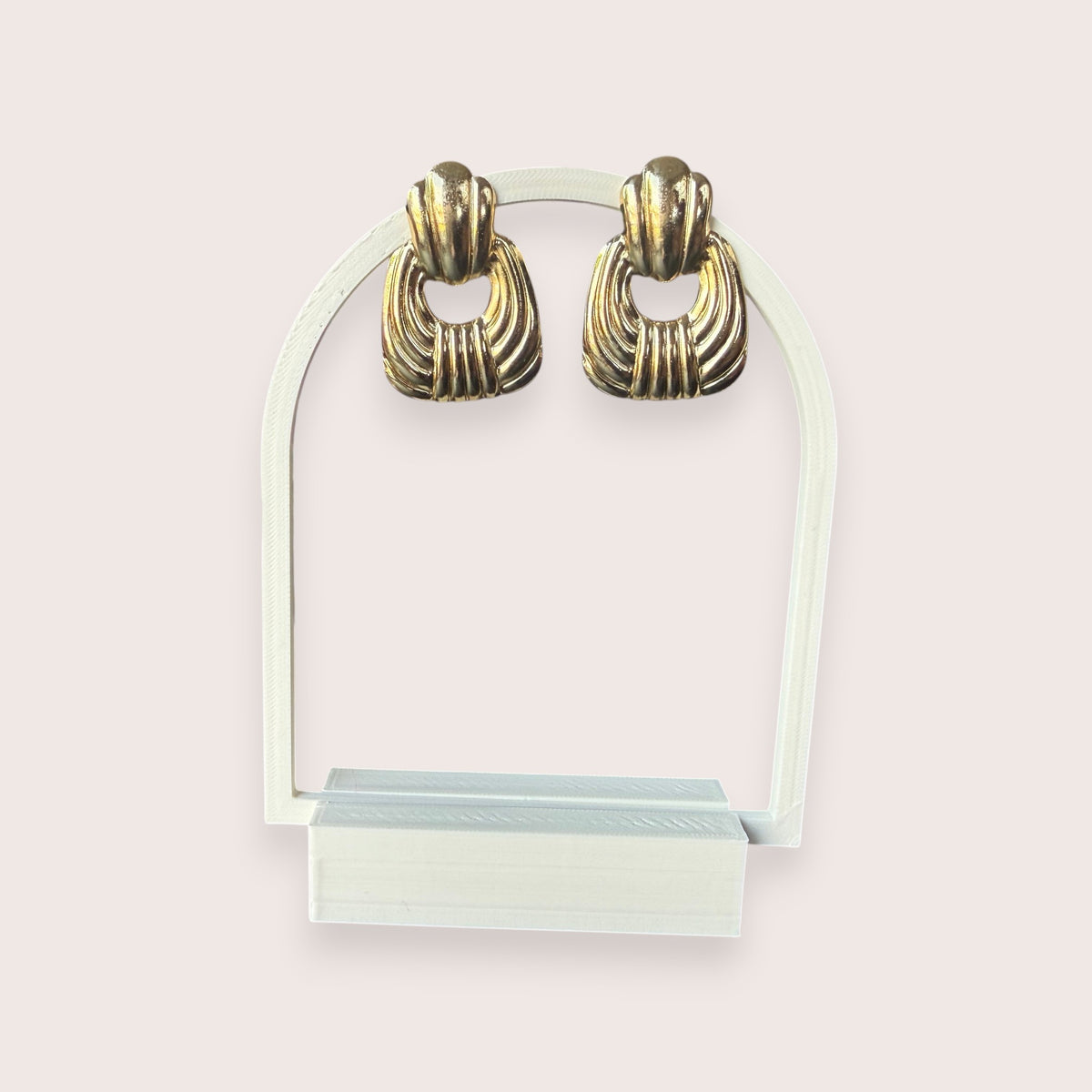 Nitelief gold dangle earrings with a vintage ribbed shell design, weighing 3.9 grams on a white display stand.