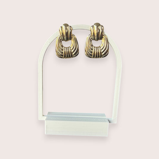 Nitelief gold dangle earrings with a vintage ribbed shell design, weighing 3.9 grams on a white display stand.