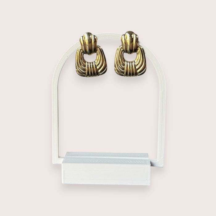 Nitelief vintage-style gold-toned drop earrings with a ribbed fan design on a white display stand.