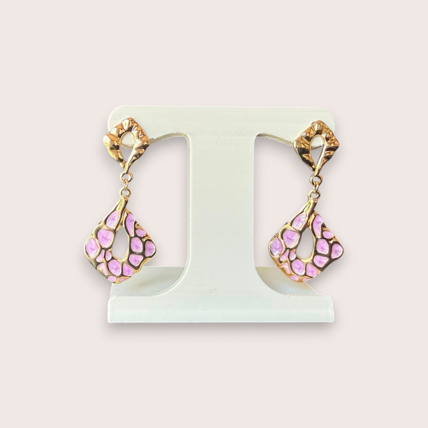 Nitelief Lilas gold drop earrings featuring a unique lila patterned cutout design, 5 cm long and lightweight.