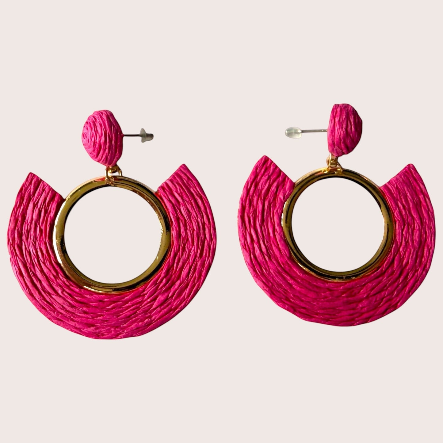 Nitelief pink raffia hoop earrings with gold-tone circular accents, lightweight 5.1 cm statement jewelry.