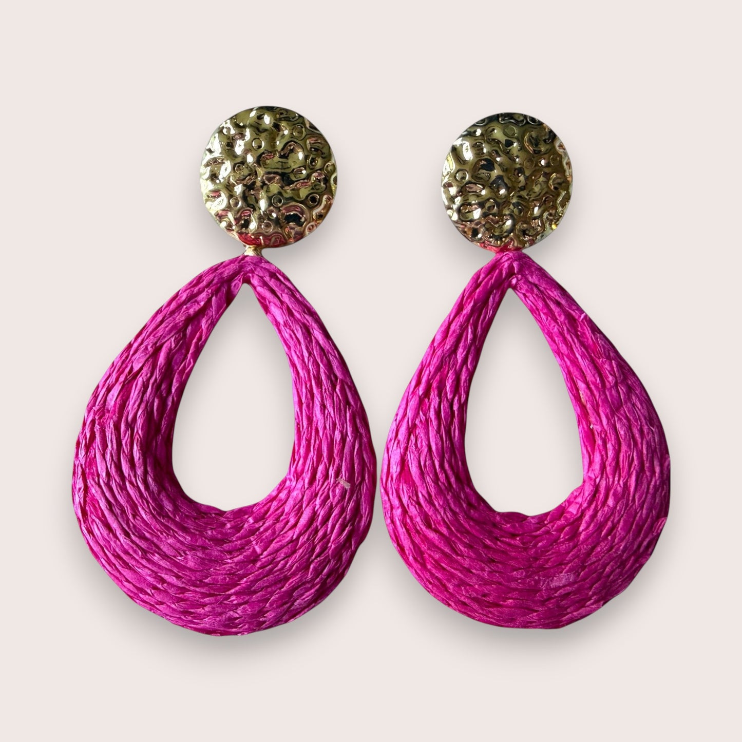 Nitelief bohemian style pink woven raffia teardrop earrings with hammered gold-tone metal studs