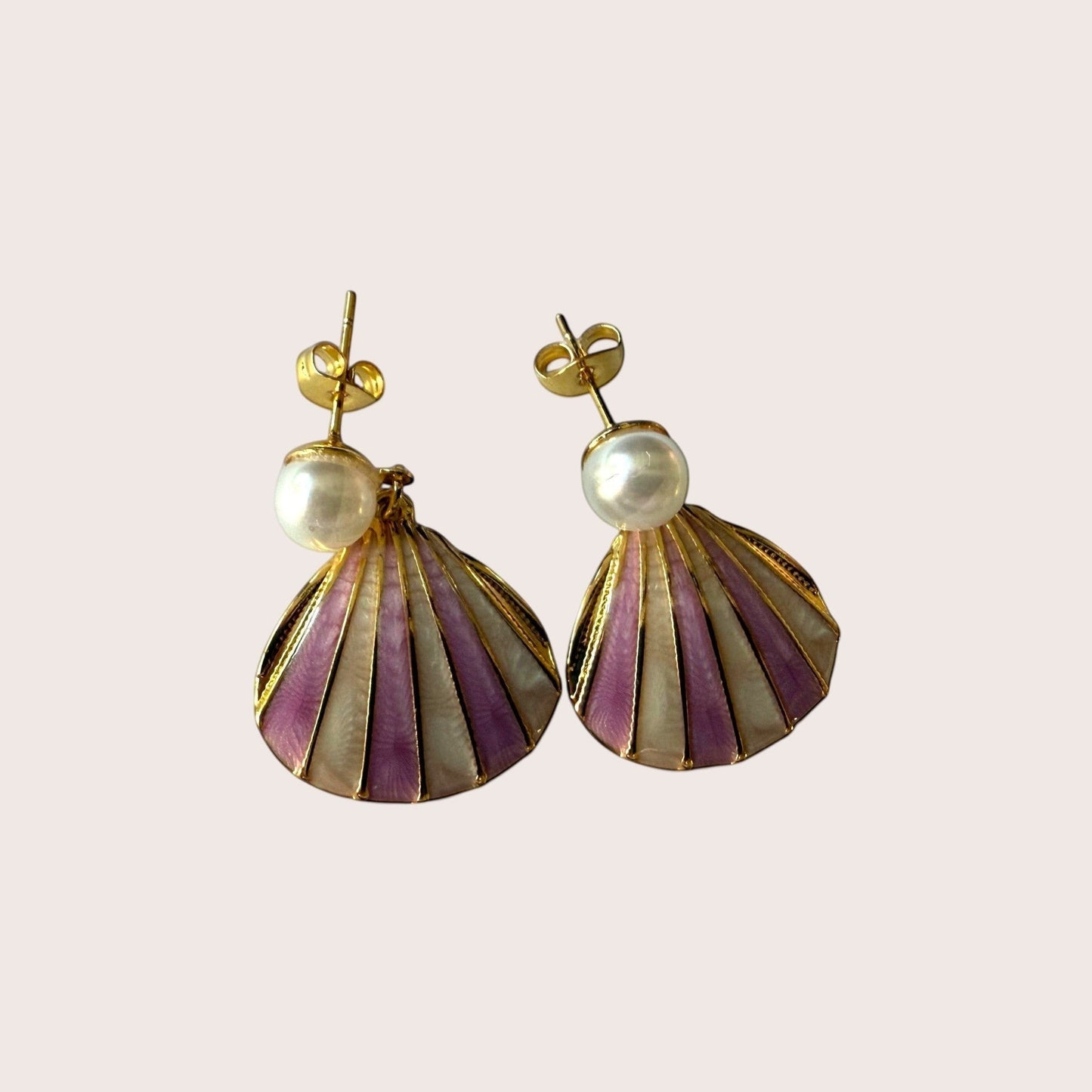 Nitelief stainless steel shell earrings in dark and light pink with a pearl accent, lightweight design.