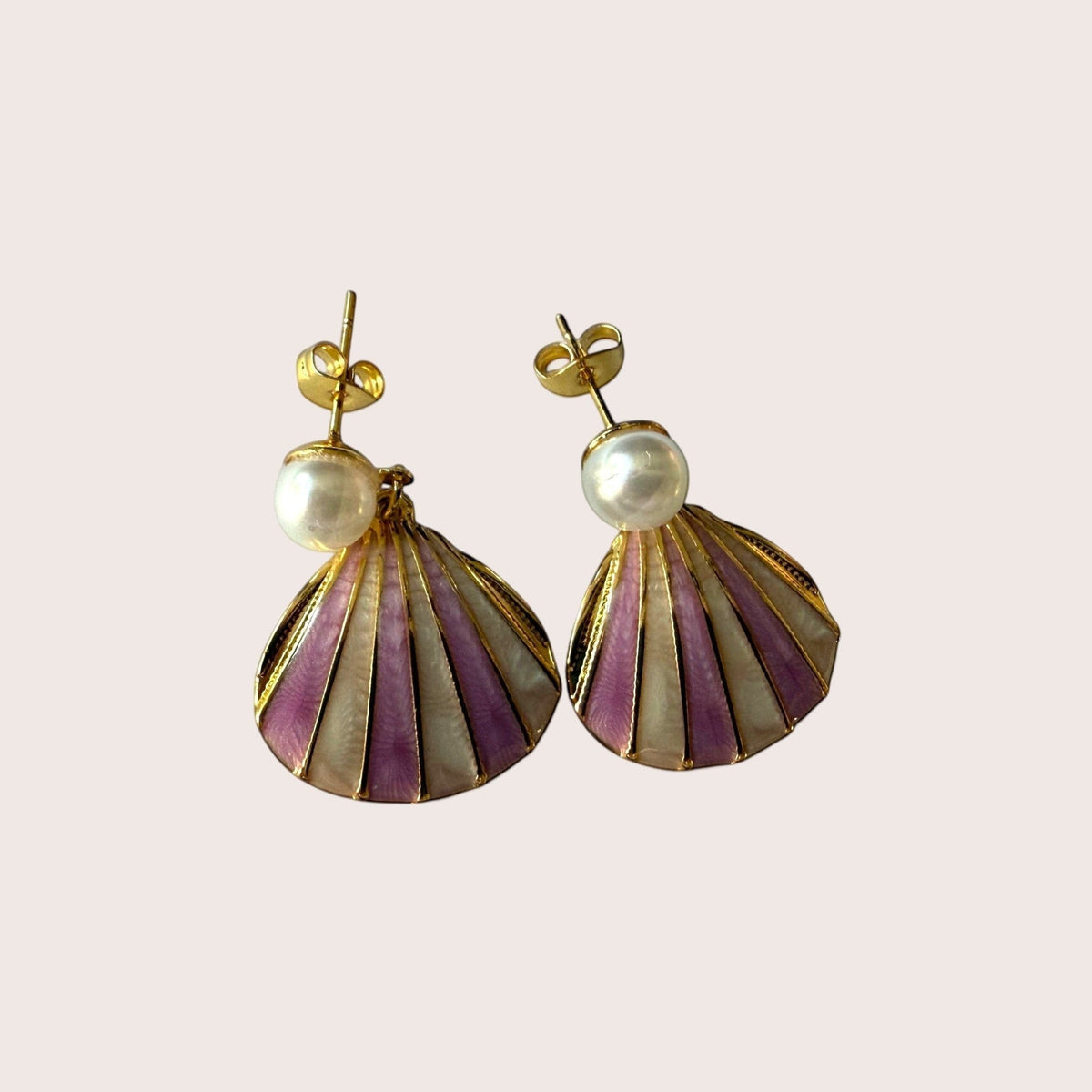 Nitelief stainless steel shell earrings in dark and light pink with a pearl accent, lightweight design.
