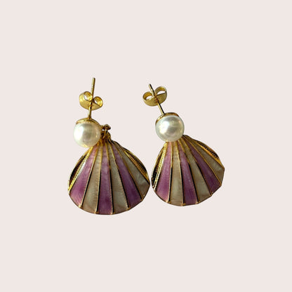 Nitelief stainless steel shell earrings in dark and light pink with a pearl accent, lightweight design.