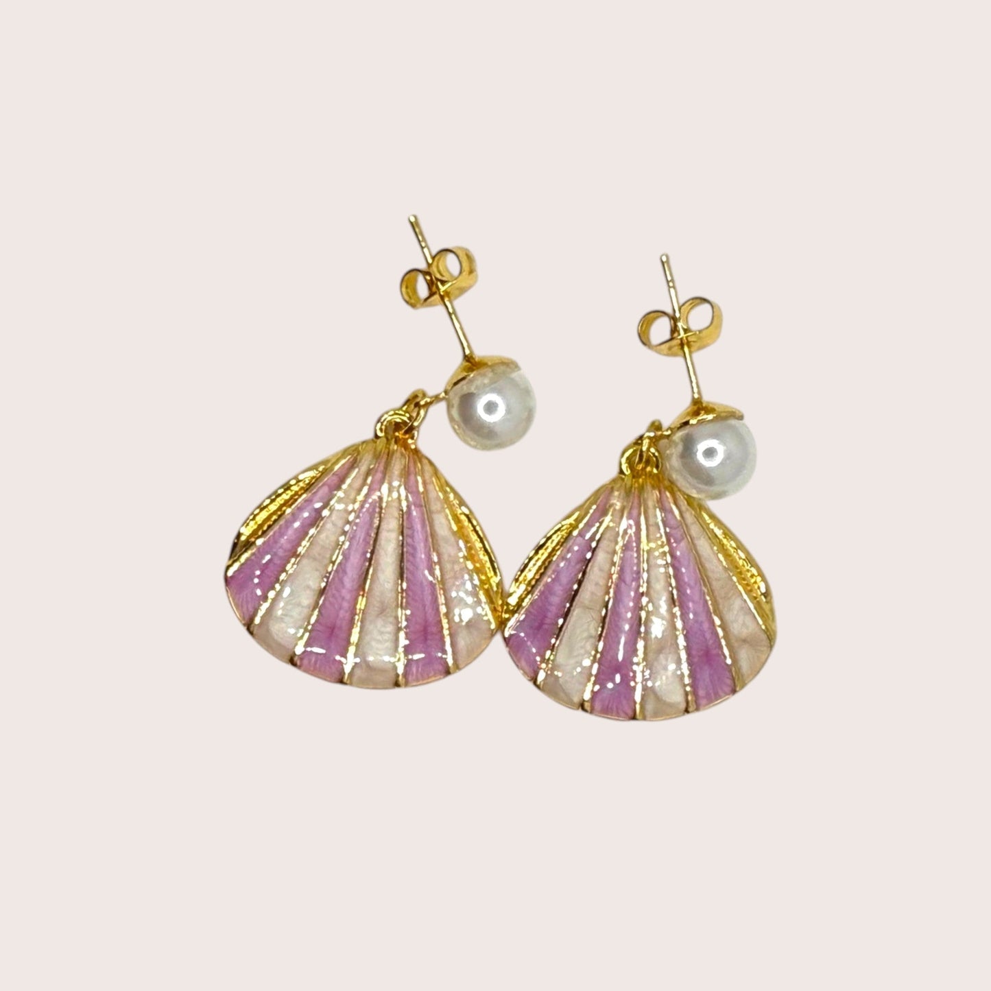 Nitelief stainless steel shell earrings in light and dark pink with gold accents and a small pearl stud detail.
