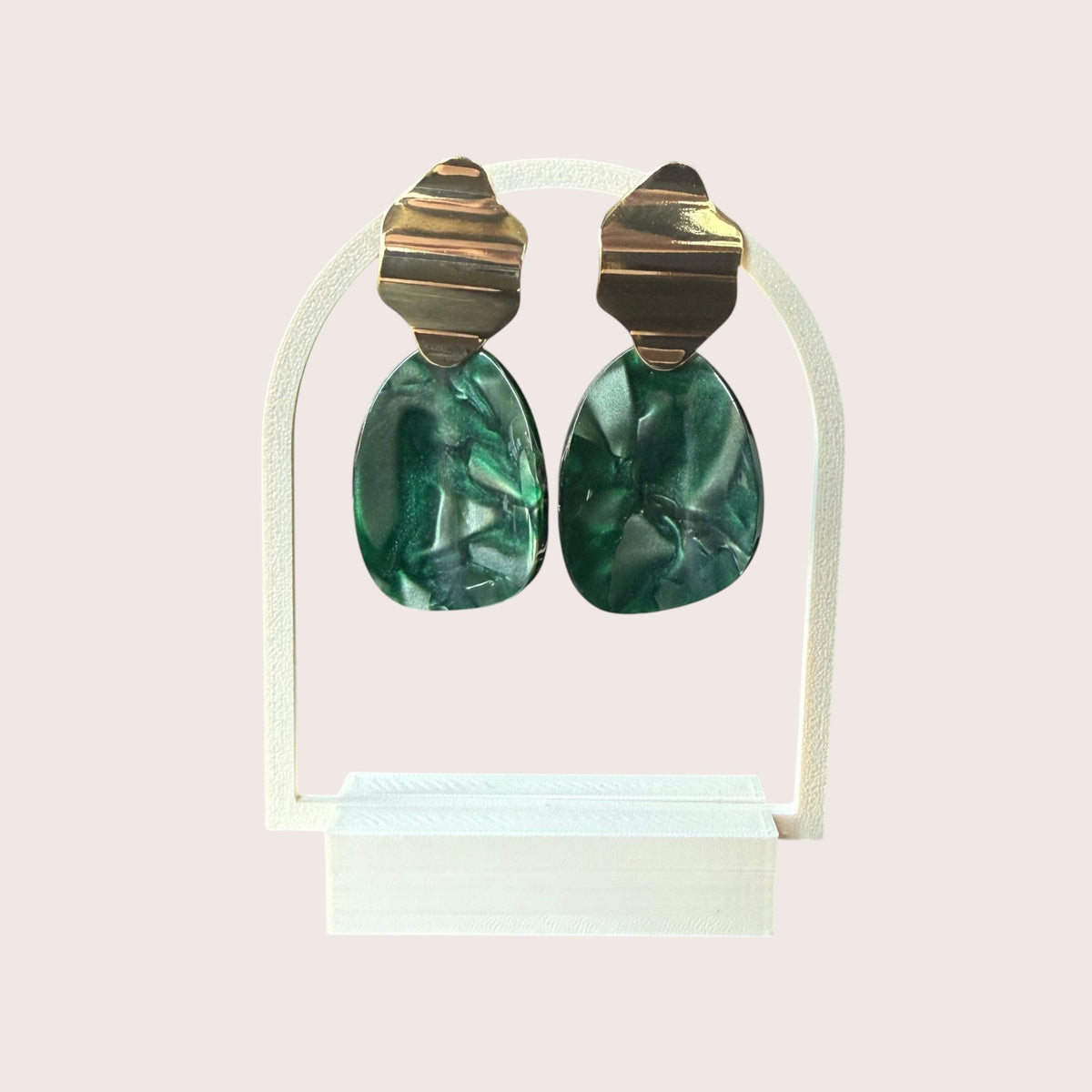 Nitelief CONCEPT retro earrings featuring gold-tone metal tops and marbled emerald green resin teardrop pendants.