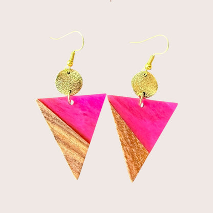 Nitelief Triangle Nature earrings featuring a pink and wood grain triangular design with gold circular accents.