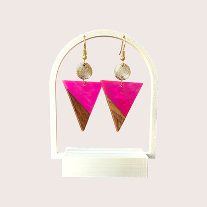 Nitelief Triangle Nature earrings featuring a triangular wood and pink resin design with gold-tone accents.