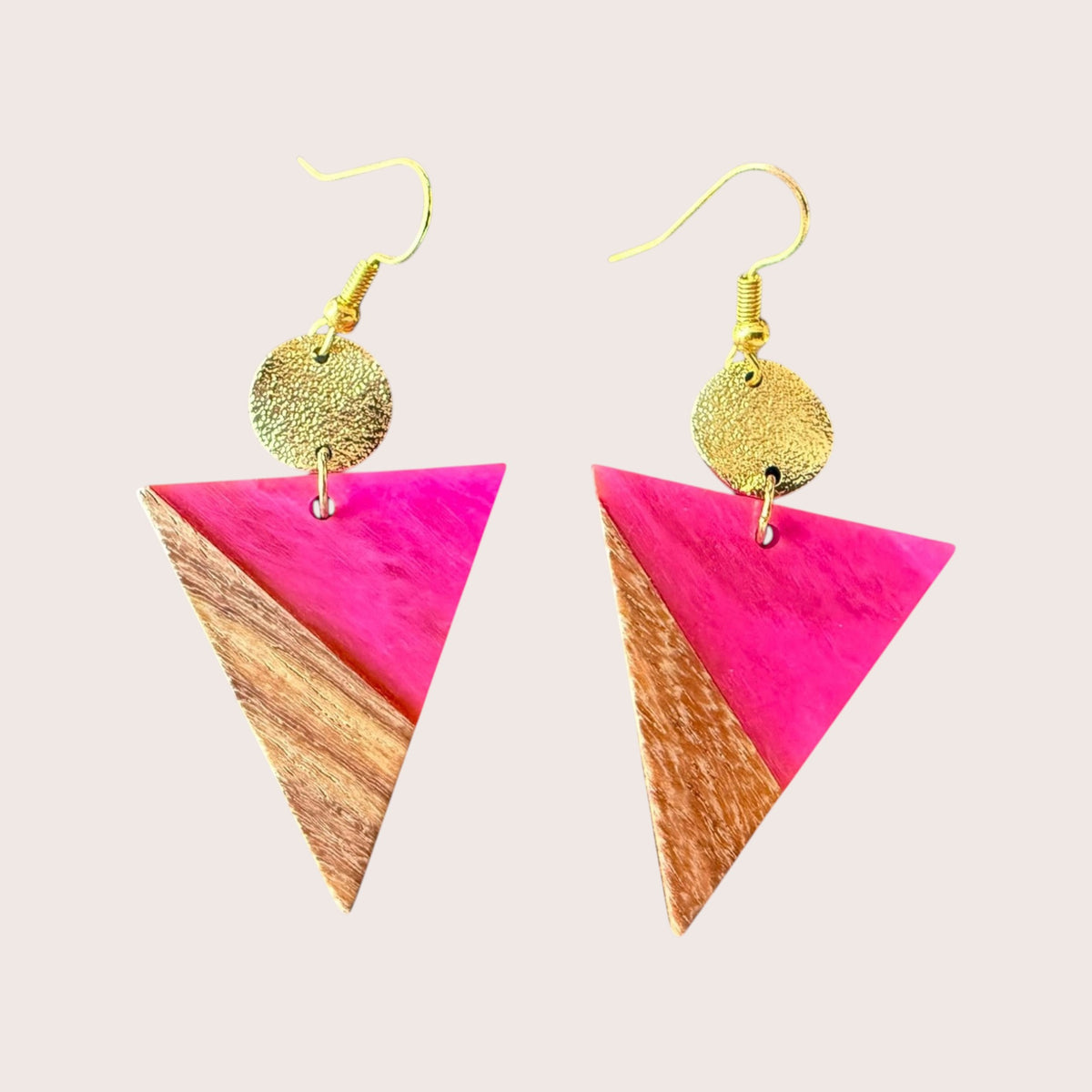 Nitelief Triangle Nature earrings featuring a pink and wood grain triangular design with gold accents.